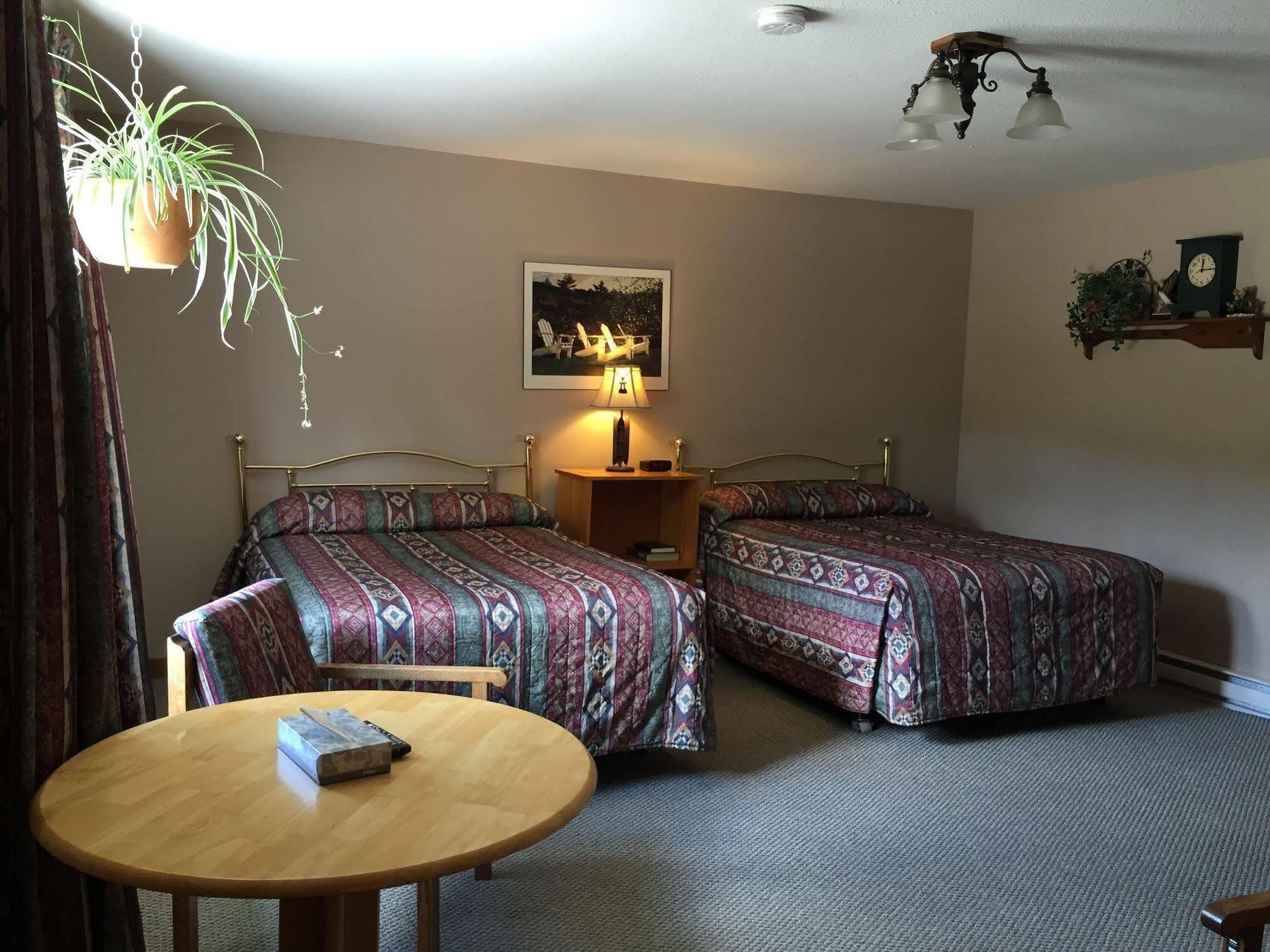 Dwight Village Motel Экстерьер фото