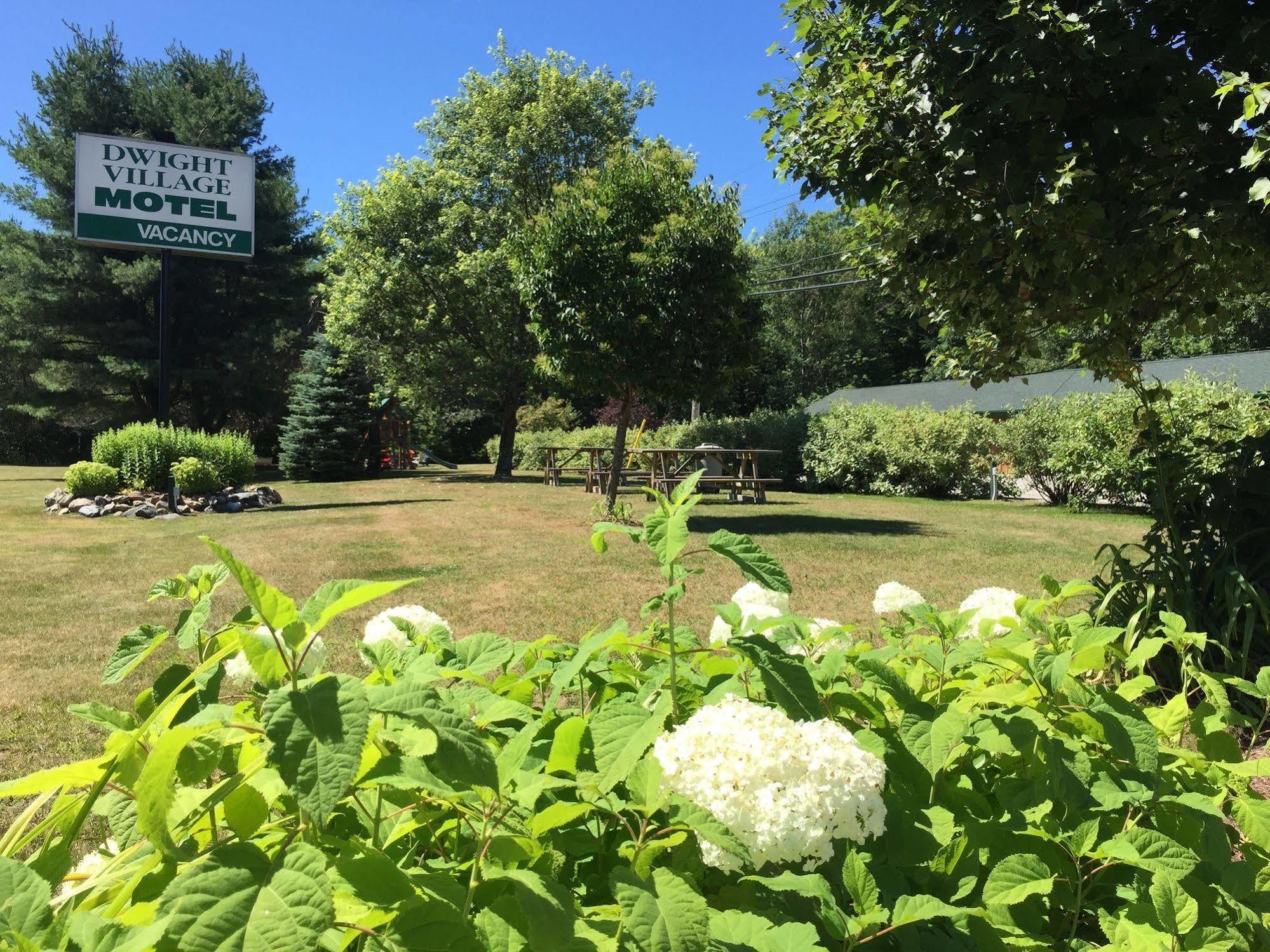 Dwight Village Motel Экстерьер фото